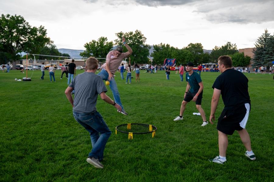 Freshman students play Spikeball